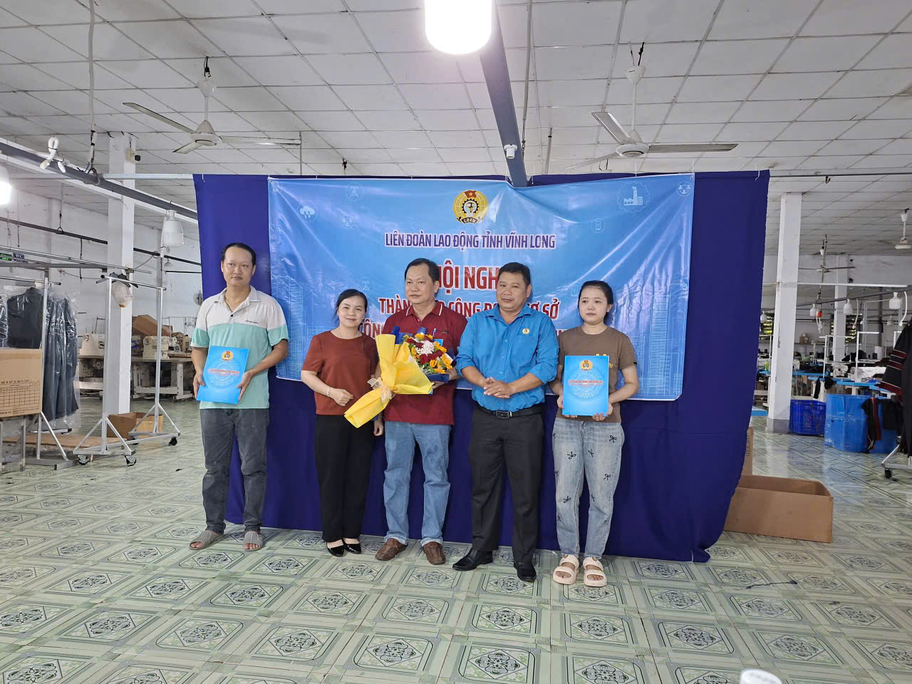 Lãnh đạo xã Long Hồ tham dự Hội nghị thành lập Công đoàn cơ sở Công ty TNHH may mặc Chunchusa