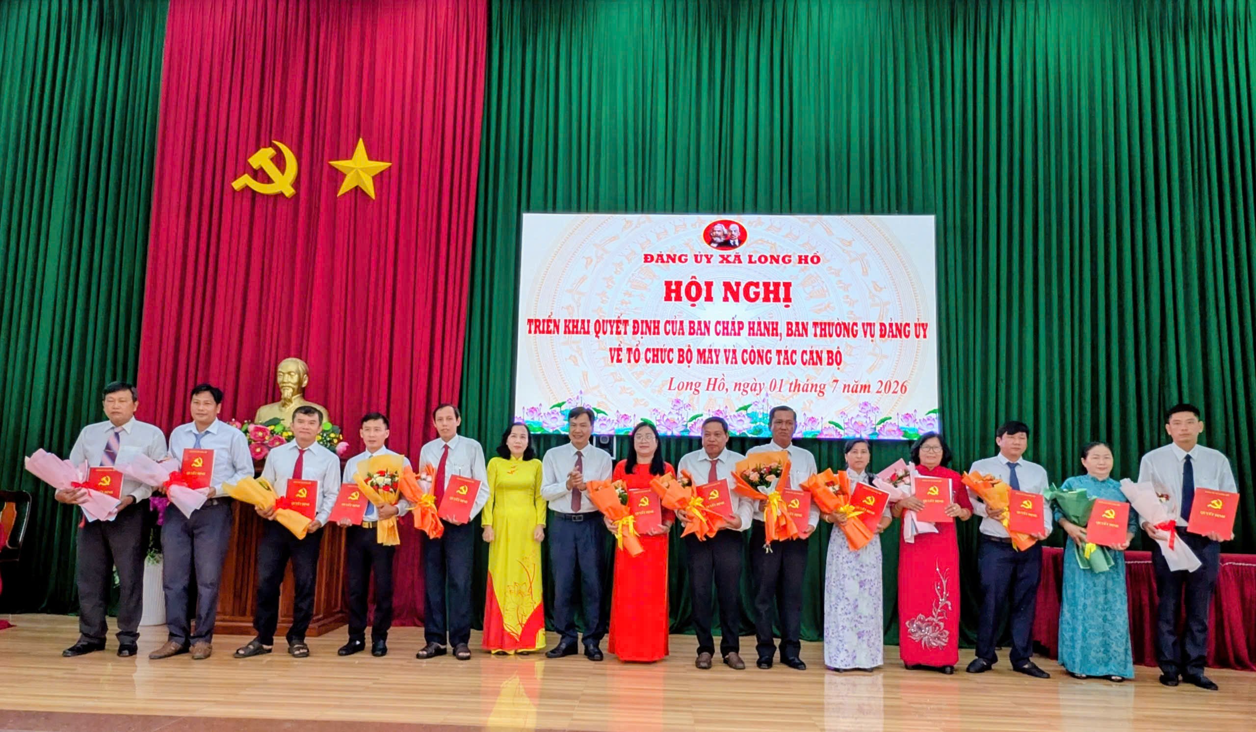 Xã Long Hồ: Công bố quyết định của Ban Thường vụ Đảng ủy xã về Tổ chức Đảng và công tác cán bộ