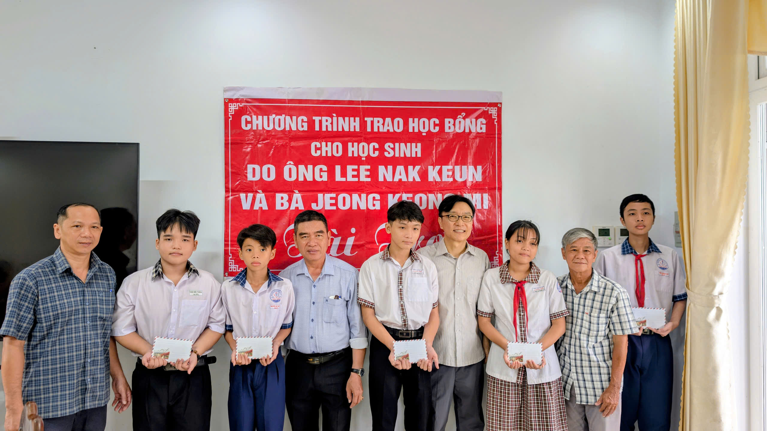 Long Hồ: trao học bổng KSSA cho học sinh có hoàn cảnh khó khăn học giỏi