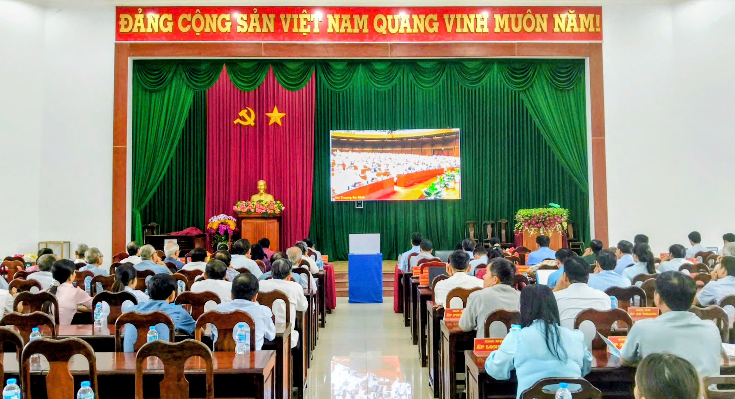 Đảng ủy xã Long Hồ tham dự hội nghị toàn quốc nghiên cứu, học tập, quán triệt và triển khai thực hiện Nghị quyết Hội nghị lần thứ ba Ban Chấp hành Trung ương Đảng khóa XIV