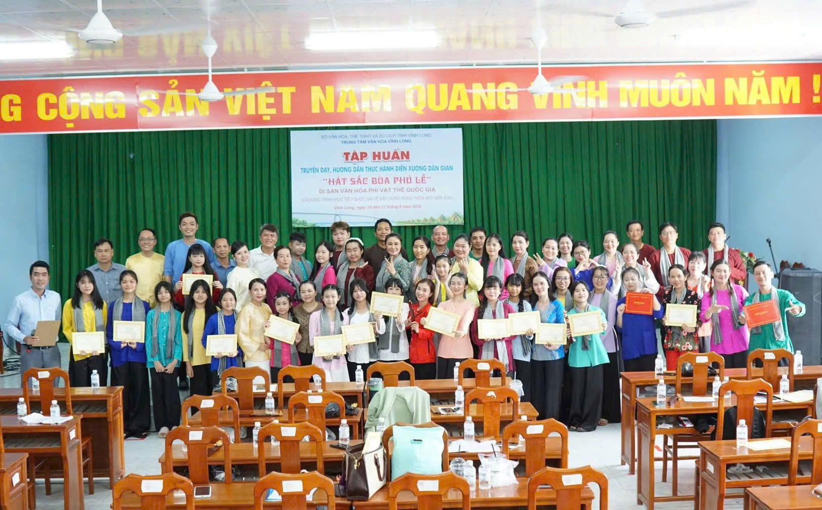 Long Hồ: Bế giảng lớp truyền dạy, hướng dẫn thực hành diễn xướng dân gian “Hát sắc bùa Phú Lễ”