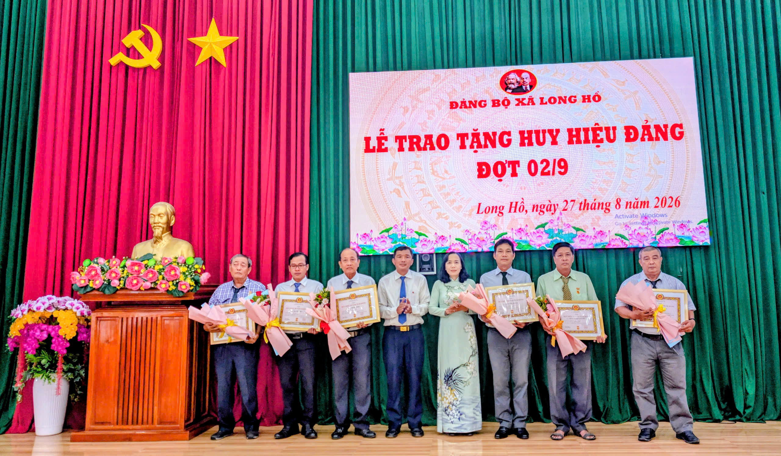 Long Hồ: Tổ chức Lễ trao tặng Huy hiệu Đảng đợt 02/9