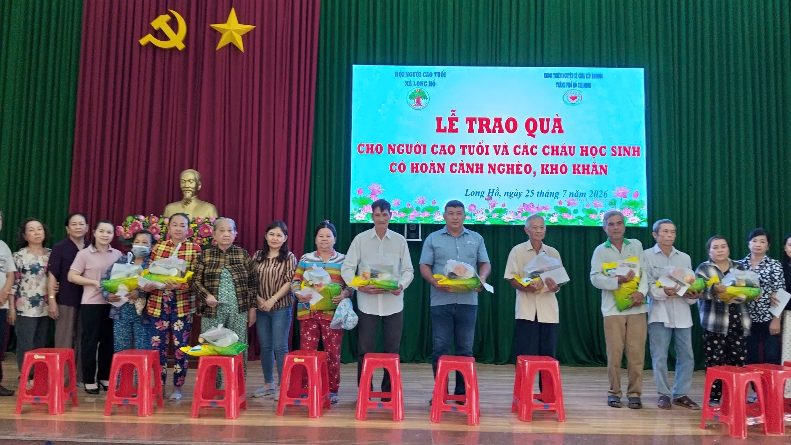 Hội Người cao tuổi xã Long Hồ tổ chức chương trình trao quà cho người cao tuổi và trẻ em nghèo có hoàn cảnh khó khăn