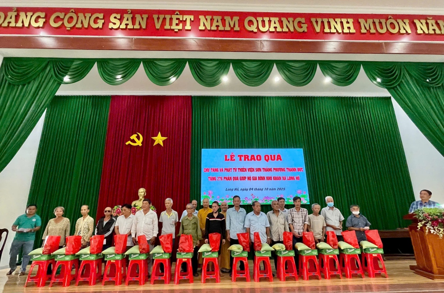 Long Hồ: Trao quà cho hộ nghèo, hộ cận nghèo, hộ khó khăn
