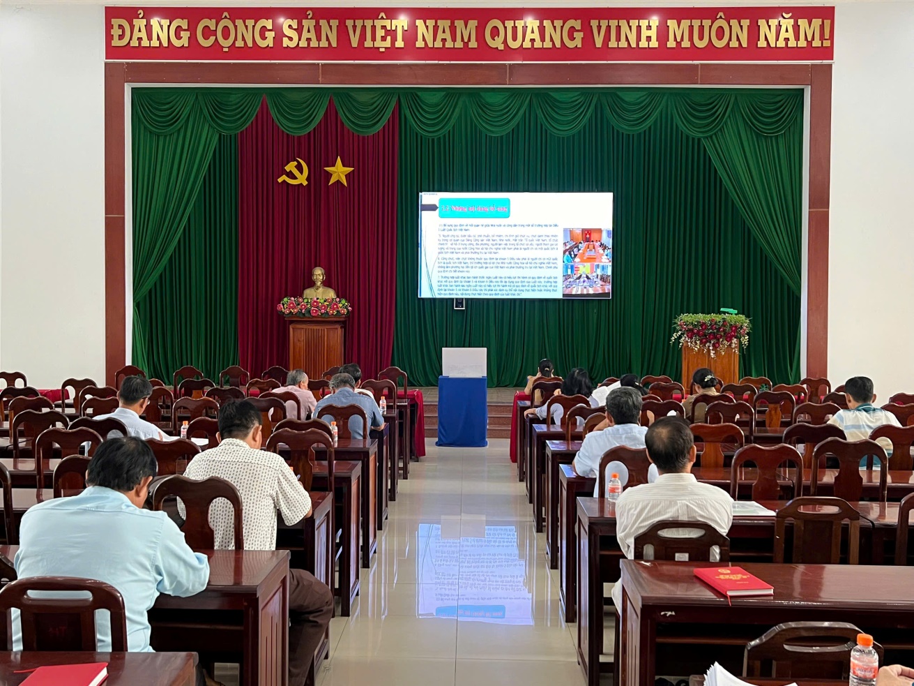 Long Hồ: Tổ chức Hội nghị trực tuyến phổ biến, triển khai thi hành các văn bản mới được Quốc hội khóa XV thông qua tại Kỳ họp thứ 9