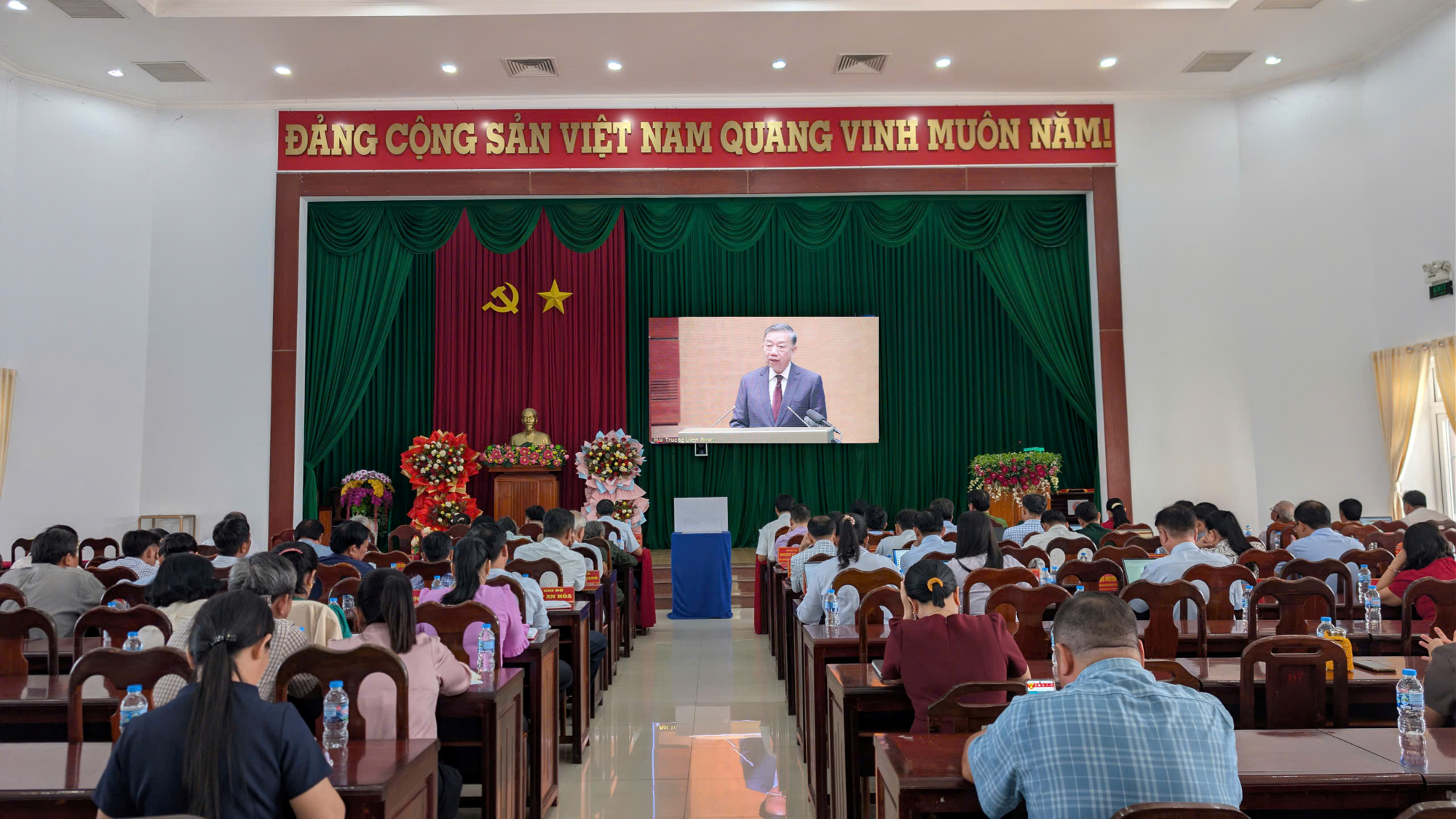 Long Hồ: Hội nghị toàn quốc nghiên cứu, học tập, quán triệt và triển khai thực hiện một số Nghị quyết, Chỉ thị của Bộ Chính trị