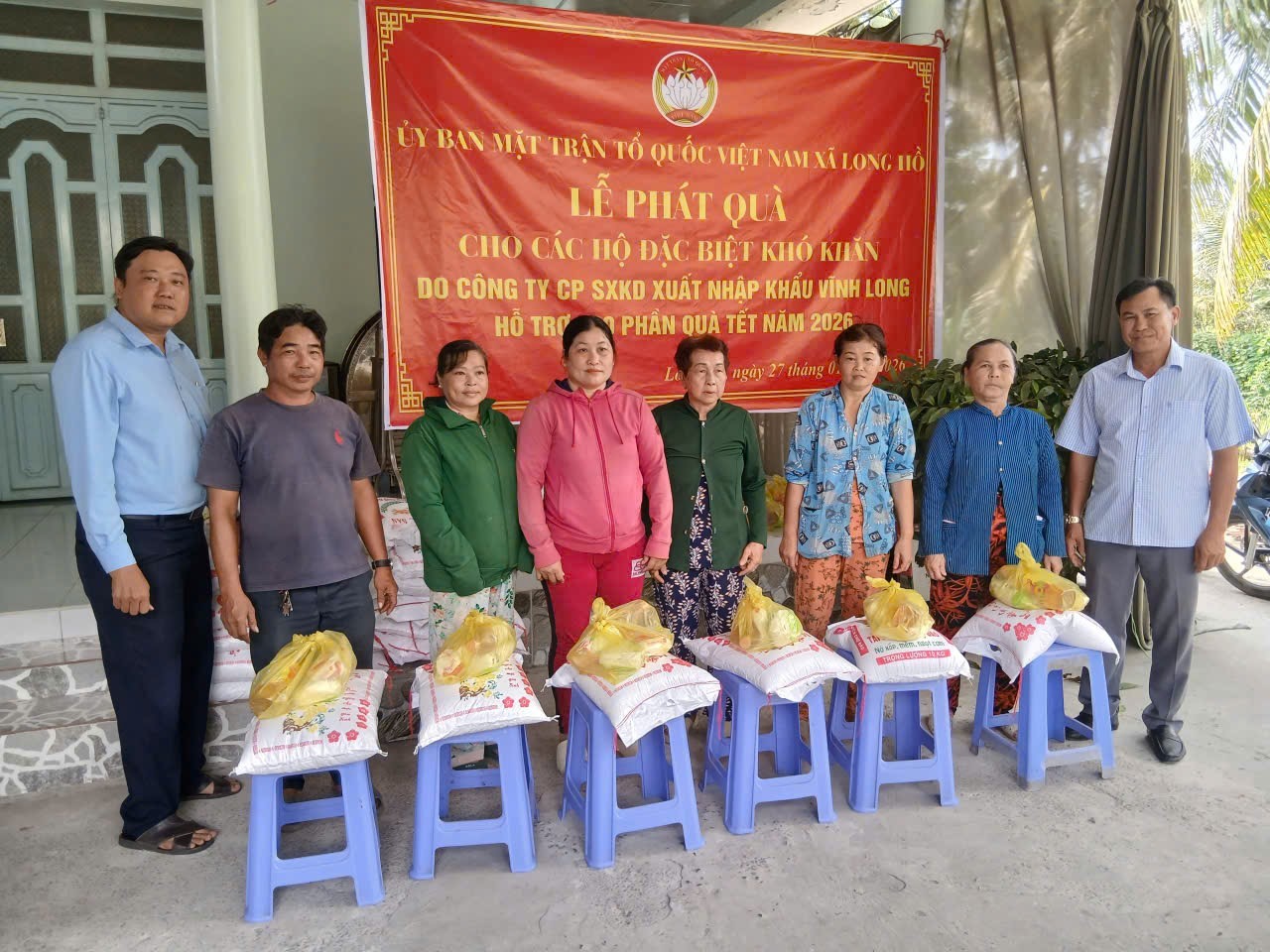 Mặt trận xã Long Hồ tổ chức phát quà cho các đối tượng đặc biệt khó khăn
