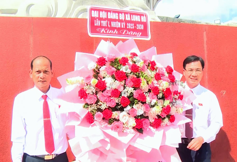 Đại biểu dự Đại hội Đảng bộ xã Long Hồ dâng hoa, dâng hương Nhà bia kỷ niệm Chi bộ Đảng đầu tiên tỉnh Vĩnh Long