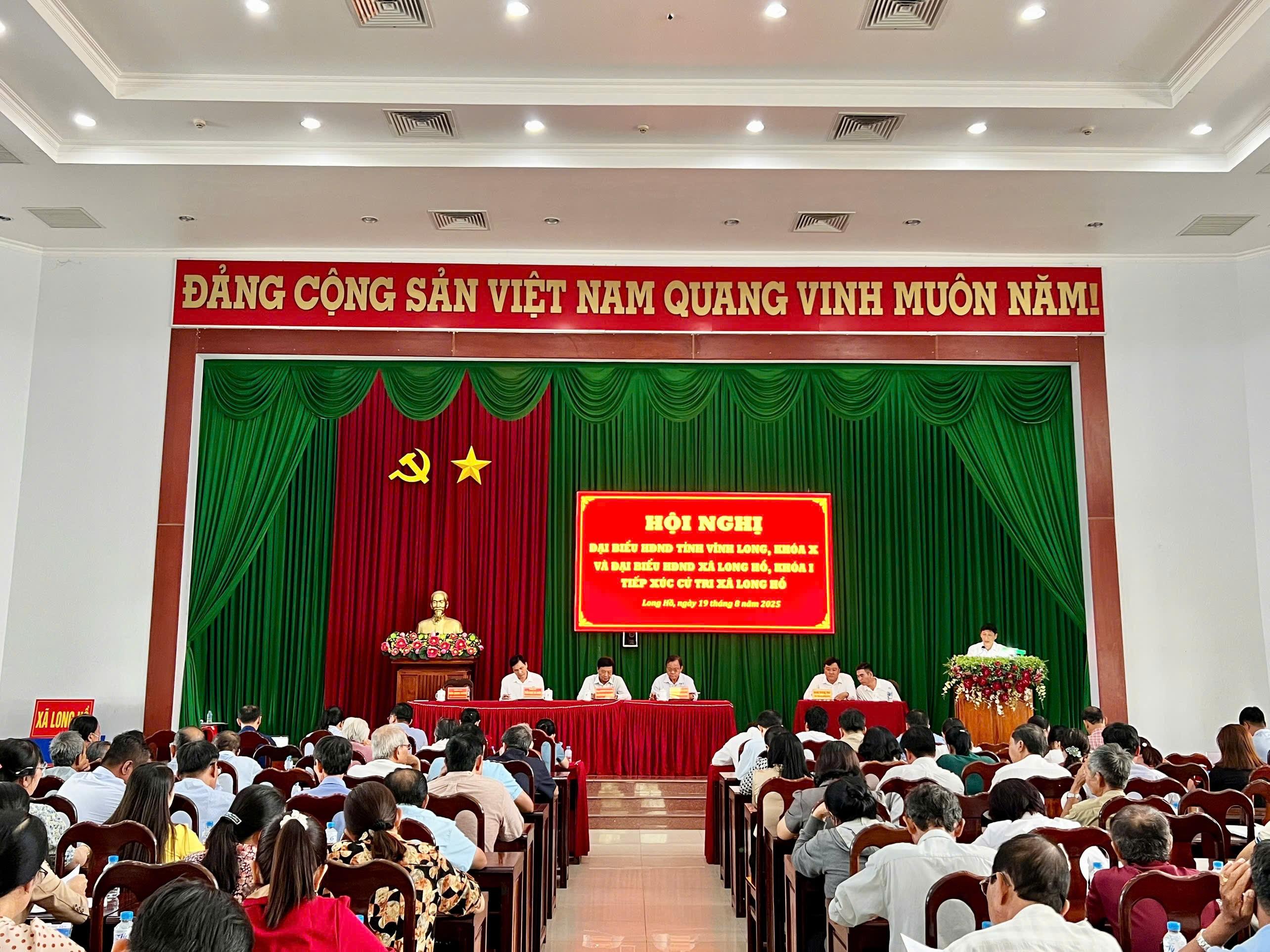 Đại biểu Hội đồng nhân dân tỉnh Vĩnh Long tiếp xúc cư tri xã Long Hồ