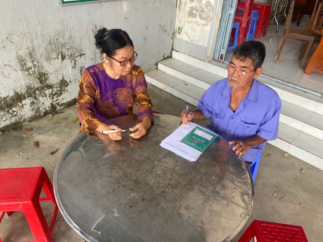 Hội phụ nữ xã Long Hồ tuyên truyền cho vay học sinh, sinh viên có hoàn cảnh khó khăn tiếp cận vốn vay
