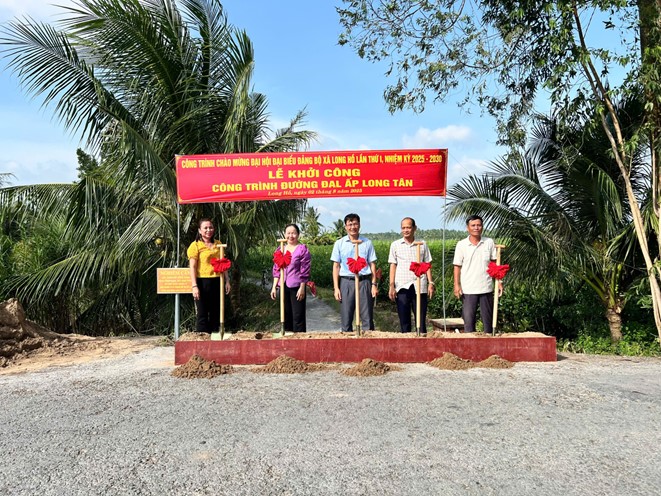 Xã Long Hồ khởi công đường giao thông nông thôn chào mừng 
Đại hội Đảng bộ xã lần thứ I, nhiệm kỳ 2025-2030
