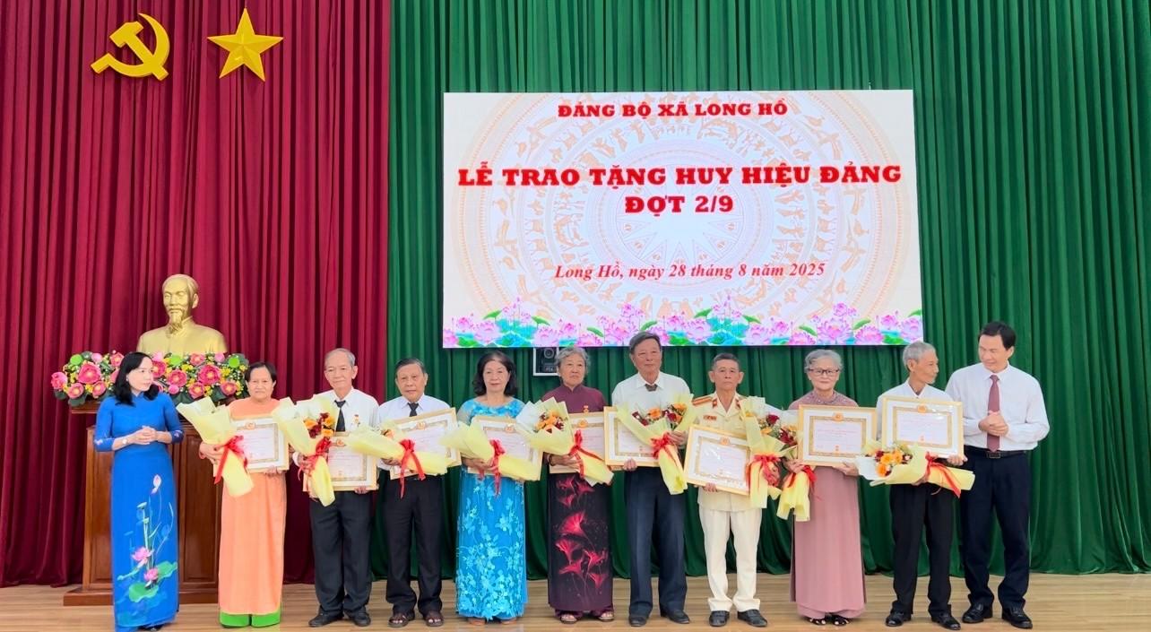 Long Hồ tổ chức trao Huy hiệu Đảng đợt 2/9