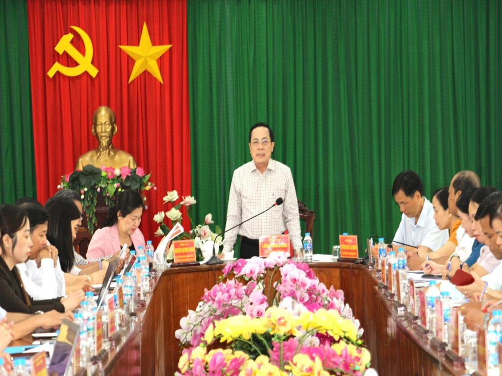 Đoàn công tác của Tỉnh ủy Vĩnh Long kiểm tra công tác 
chuẩn bị Đại hội Đảng bộ xã Long Hồ
