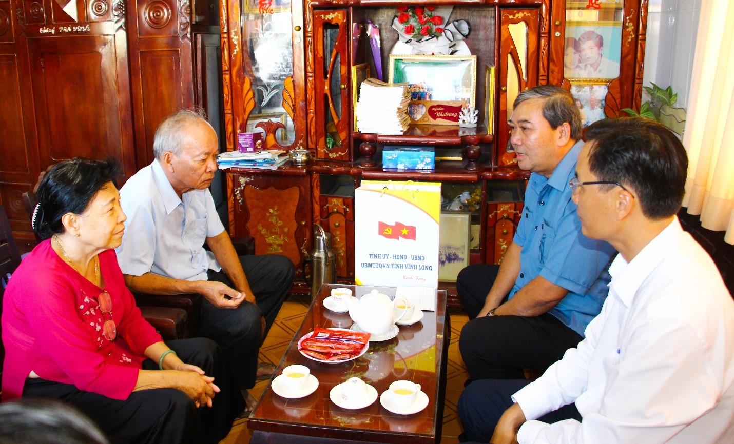 Phó Bí thư Tỉnh ủy Kim Ngọc Thái thăm, tặng quà gia đình chính sách, người có công với cách mạng