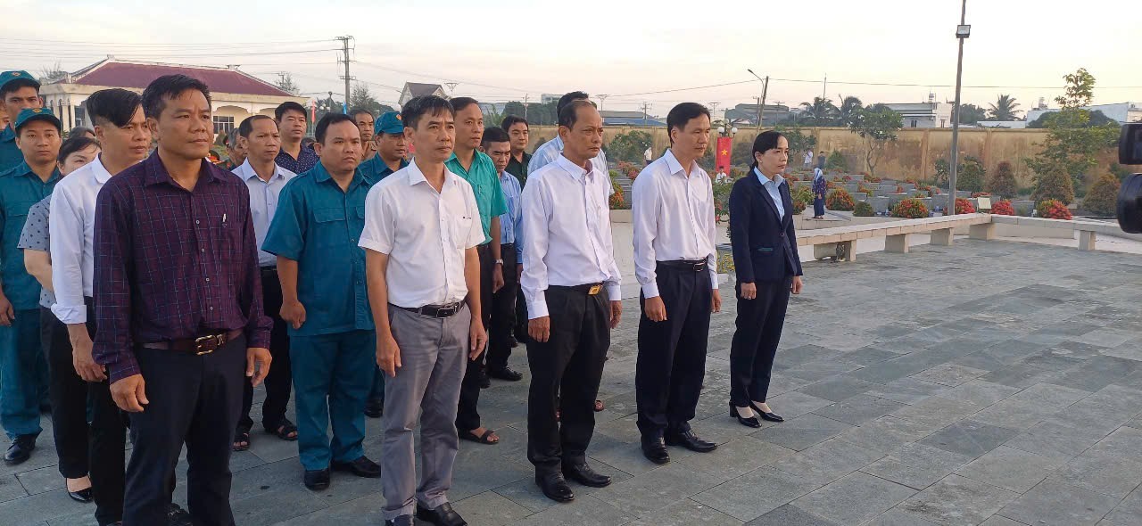 Đảng ủy xã Long Hồ viếng nghĩa trang liệt sĩ