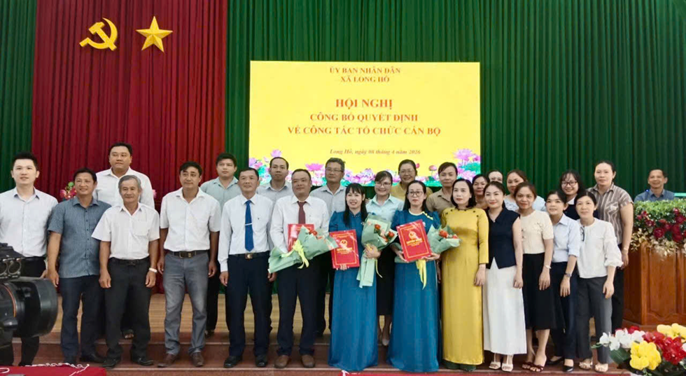 Ảnh: Đại diện lãnh đạo Ủy ban nhân dân xã và Tập thể Trạm Y tế chụp ảnh lưu niệm tại Hội nghị trao quyết định