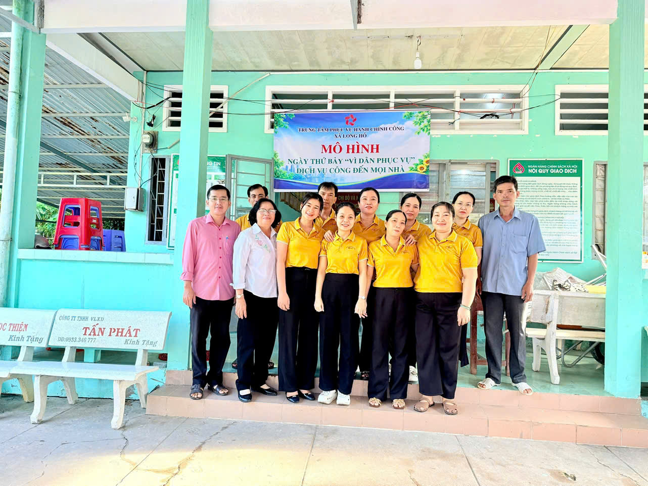 Trung tâm Phục vụ hành chính công xã Long Hồ ra quân Mô hình “Ngày thứ Bảy vì dân - Dịch vụ công đến mọi nhà” và kết hợp trao quà Trung thu cho trẻ em có hoàn cảnh khó khăn tại ấp An Lương 