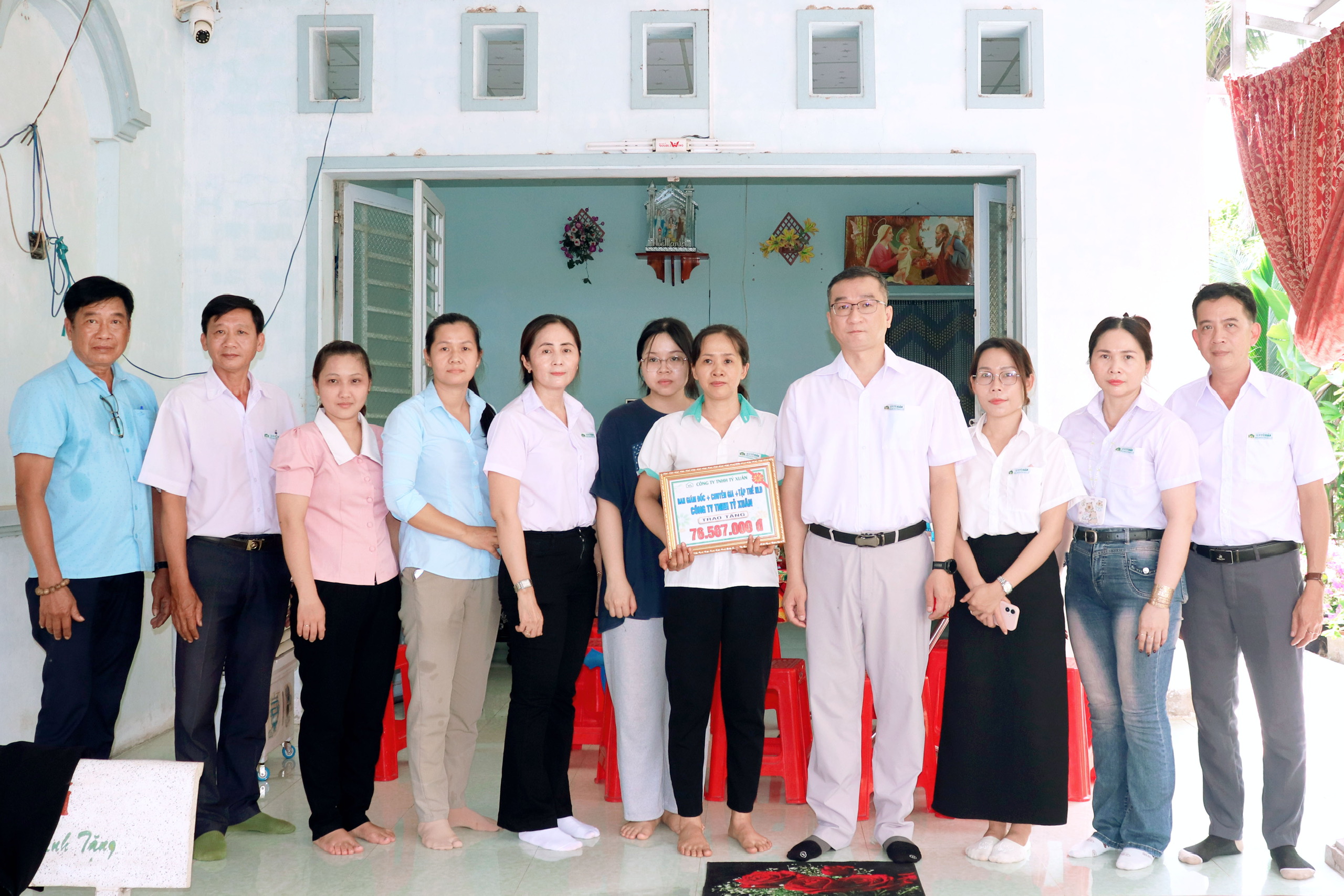 Long Hồ: Trao tiền hỗ trợ công đoàn viên mắc bệnh hiểm nghèo
